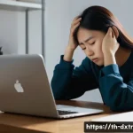 디지털 번아웃 극복을 위한 사례 연구 - **Prompt: Digital Overload Fatigue**
    "A young Asian woman, in her late 20s, sits at a desk in a ...